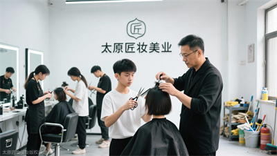 在理发店当学徒3年，为什么还不会剪头发？太原匠妆揭秘&ldquo;廉价劳动力&rdquo;陷阱。