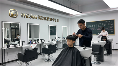 成都美发培训学校会教门店管理、拓客这些创业知识吗？