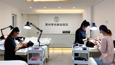 常州学美睫哪家提供真人实操多？不想光在假睫毛上练习