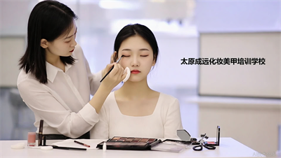 单眼皮和内双怎么画眼妆？不同眼型的矫正技巧
